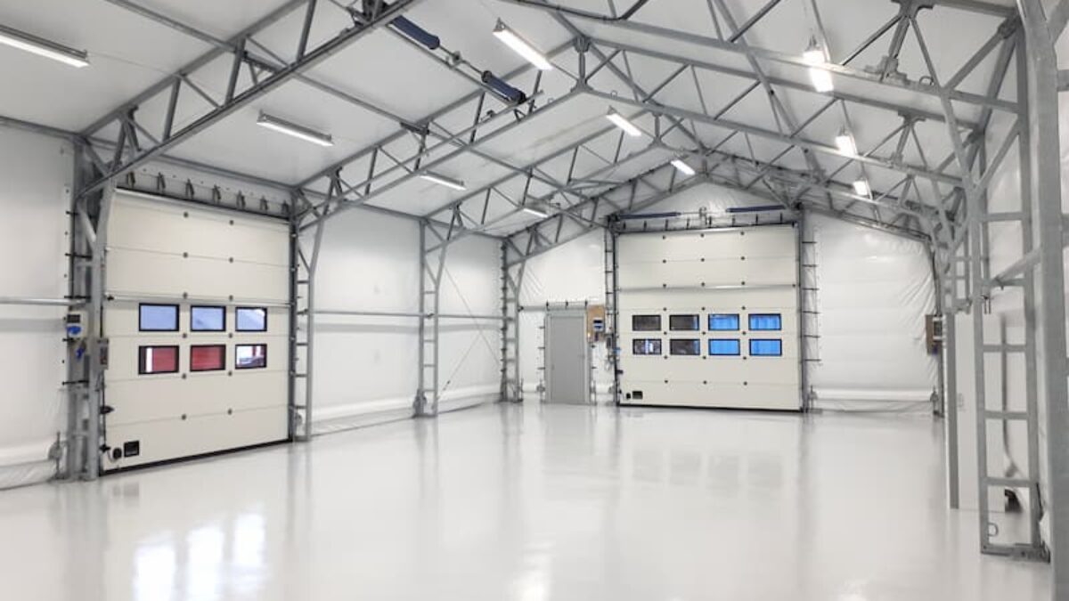 Innsiden av en ren og godt opplyst isolert talthall bygget av Hallgruppen, med robust metallramme.