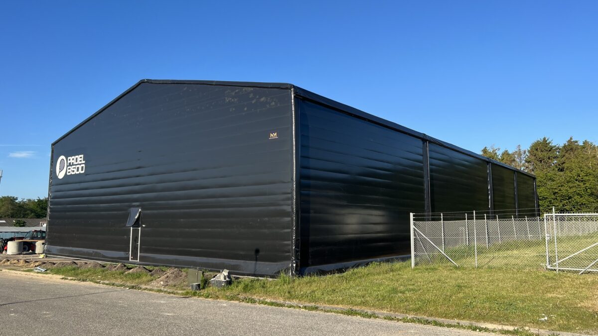 En svart isolert talthall med logoen "PROEL 8500" oppført av Hallgruppen på en gressplen.