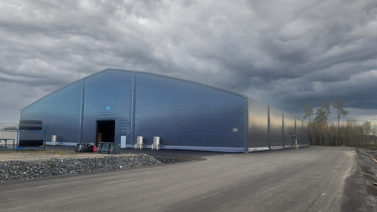 Hallgruppen har bygget en imponerende isolert talthall på en stor, asfaltert overflate under en overskyet himmel.