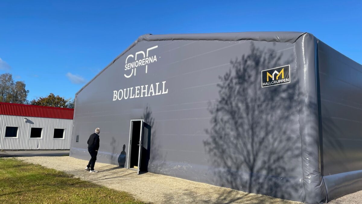 En grå isolert talthall, oppført av Hallgruppen, brukes som bouleshall for seniorer.