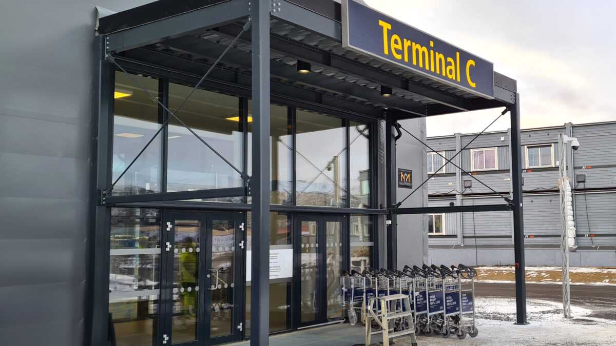 Hallgruppen har skapt en terminalbygning med en moderne inngang og glassdører, omgitt av snø.
