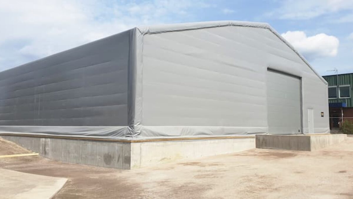 En robust isolert teltstruktur fra Hallgruppen, bygget på et betongfundament, egnet for industriell bruk.